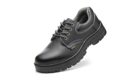 Wear smash-proof safety shoes to reduce the risk of being smashed into your feet